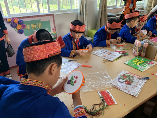 p24廣西壯族自治區金秀瑤族自治縣忠良鄉忠良小學學生在學習刺繡 雷湘竹 供圖.jpg