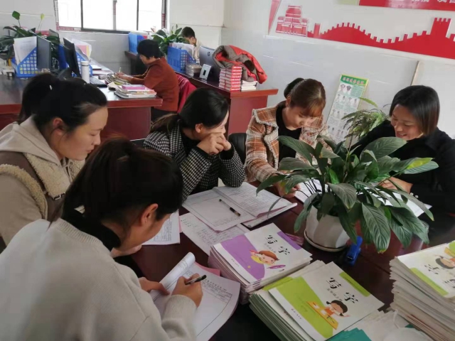 1 鄭莊小學教師集體備課。（王燕杰 攝）.jpg