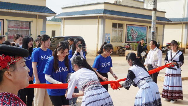 熱情好客的澤鐵苗家人用充滿民族特色的“攔門酒”儀式歡迎華東師大2022年暑期云南尋甸鄉(xiāng)村社會(huì)實(shí)踐夏令營的團(tuán)隊(duì)成員們.jpg 熱情好客的澤鐵苗家人用充滿民族特色的“攔門酒”儀式歡迎華東師大2022年暑期云南尋甸鄉(xiāng)村社會(huì)實(shí)踐夏令營的團(tuán)隊(duì)成員們.jpg