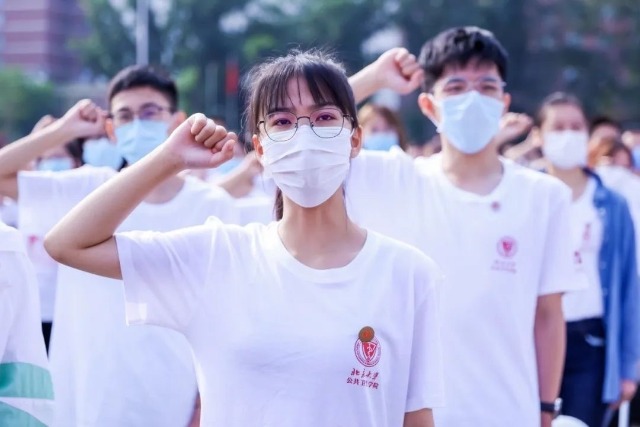 北大醫學部2022級新生宣誓醫學生誓詞。學校供圖。 .jpg