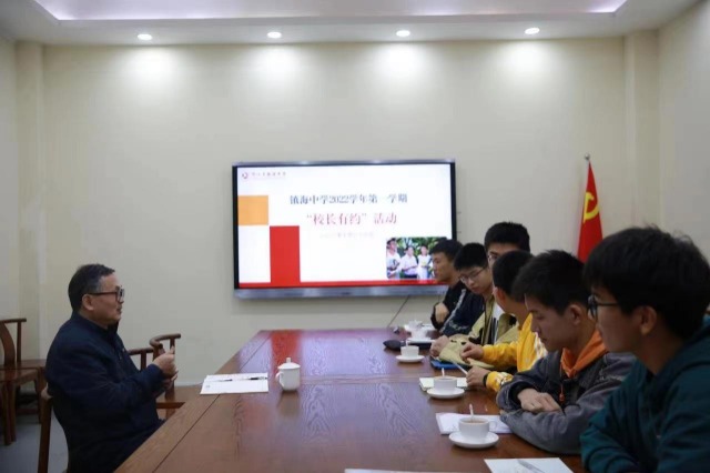 吳國平校長傾聽學生發言 學校供圖.jpg