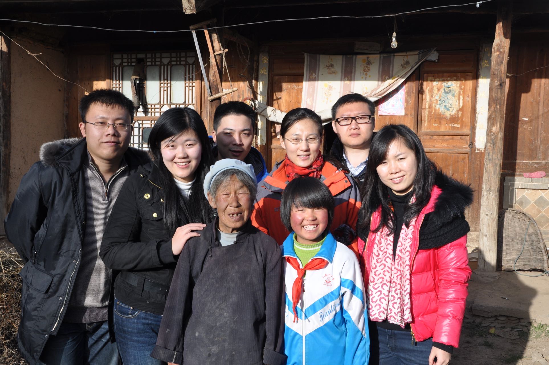 圖為:2012年韓誠惜和進出口銀行支教老師去代喜春家里家訪.jpg 圖為:2012年韓誠惜和進出口銀行支教老師去代喜春家里家訪.jpg