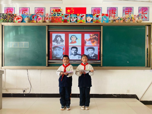 三年級學生開展“紅色故事我來講”講英雄故事活動.JPG 三年級學生開展“紅色故事我來講”講英雄故事活動.JPG