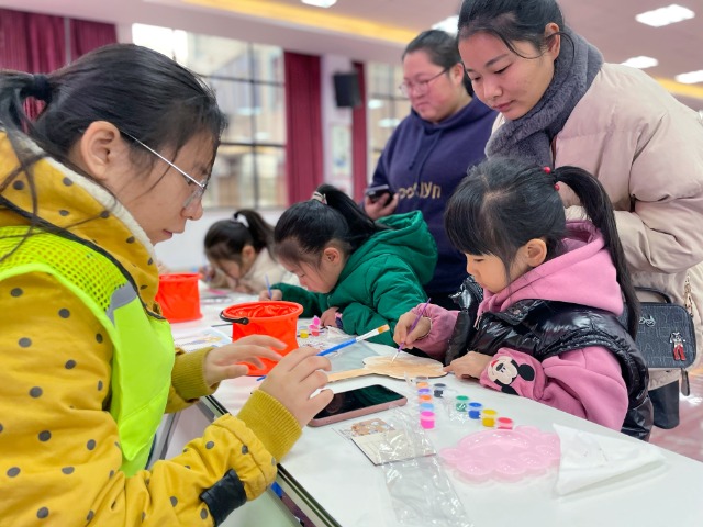 張琳琳給當地小朋友上科學小實驗趣味課 學校供圖.jpg