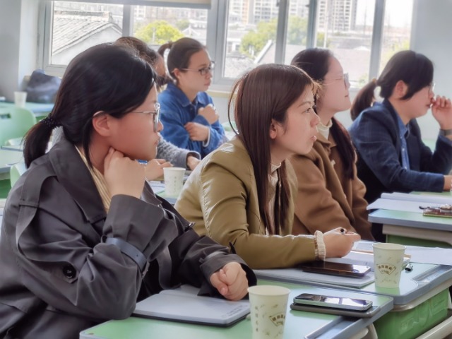 鄉村教師認真聽講 李朝霞攝.jpg