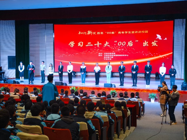 在“青春對話”環節中大學生與中學生面對面交流 史望穎 攝.jpg