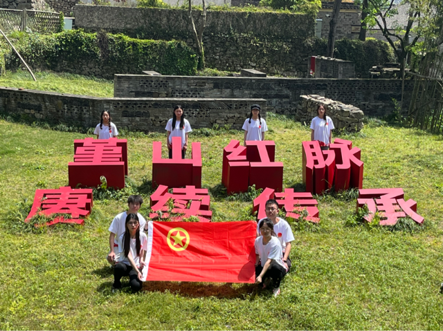 浙江工商職院調研小組在塘溪鎮合影留念 學校供圖.png