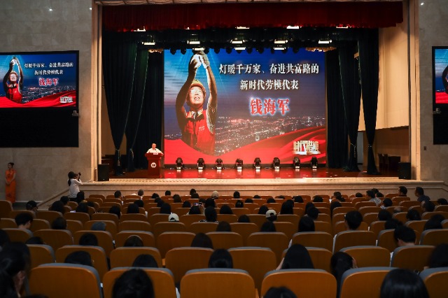 “時代楷模”、全國人大代表錢海軍做客寧波城市職業技術學院，與青年學生面對面交流 學校供圖.jpg