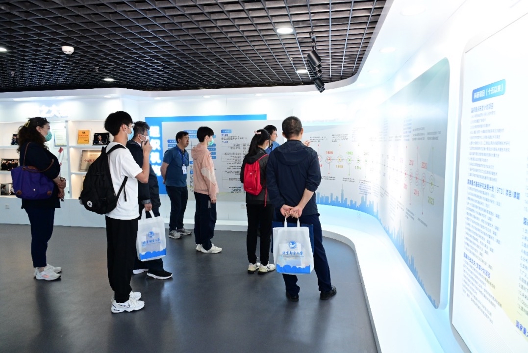 學生、家長走進北郵國家重點實驗室。學校供圖 .jpg