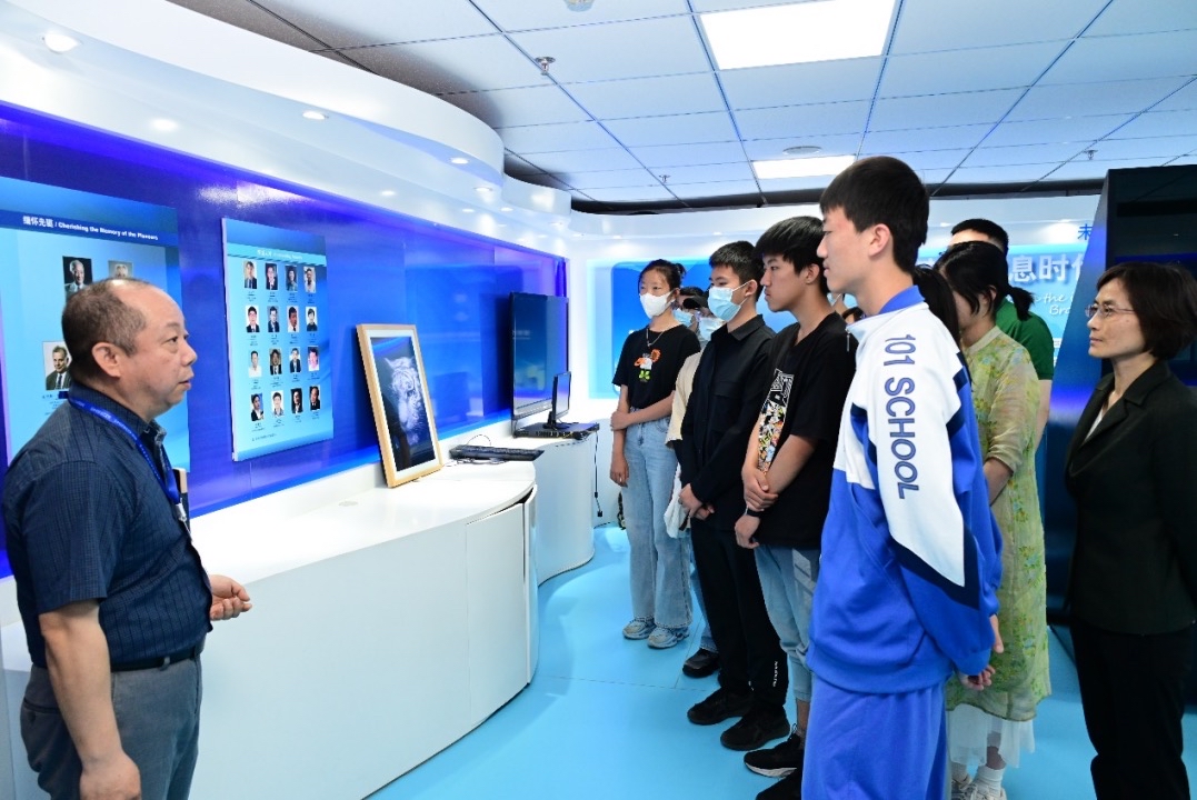 學生、家長走進北郵國家重點實驗室。學校供圖.jpg