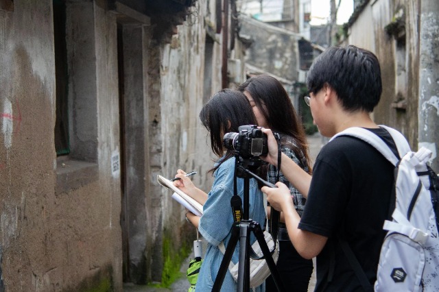 寧波大學“拾古彌新”鄉村古建筑守護者小分隊走進寧波市莊市老街，用畫筆攝影記錄古建筑風貌 學校供圖.jpg