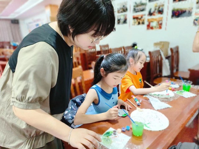 北侖區教師在社區假日學校指導學生畫畫 北侖區教育局供圖.jpg