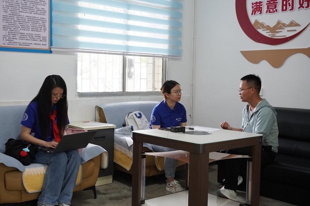 實踐隊成員對當地教師進行專業發展和職業滿意度調查。學校供圖.jpg