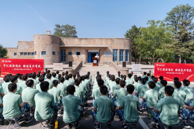 遼寧工業大學新生在配水池戰斗遺址上“開學第一課）（攝影：李剛 何嘉偉）”.jpg