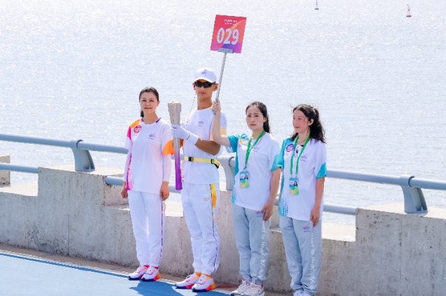 寧波職業技術學院學生志愿者為亞運“薪火”相傳保駕護航 學校供圖1.jpg