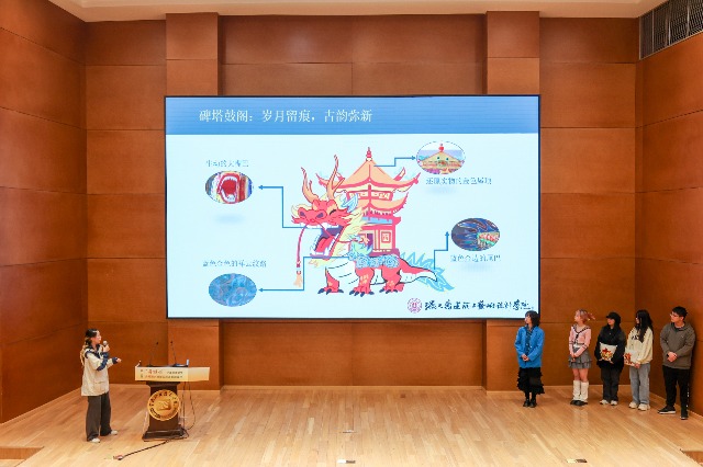 學生展示非遺文創作品 寧波市教育局供圖.jpg