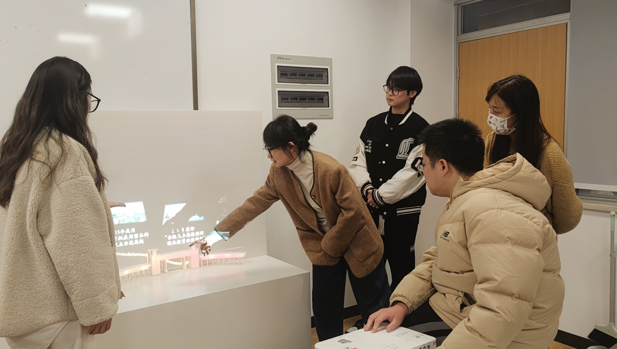 師生們對作品進行討論 學校供圖.jpg 師生們對作品進行討論 學校供圖.jpg