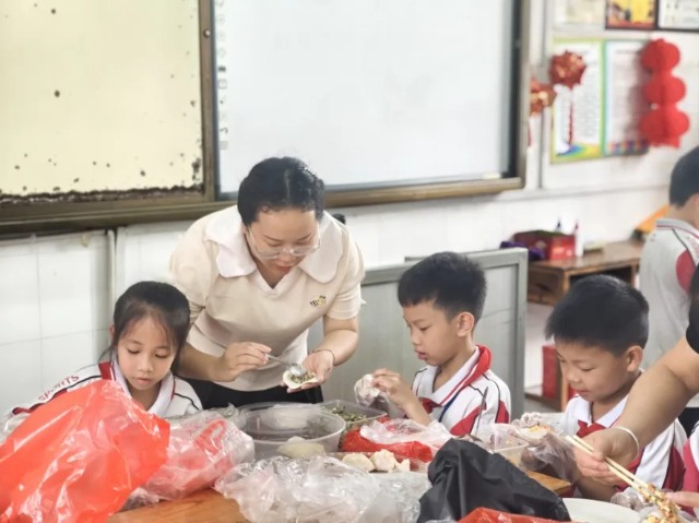 “廚藝家長講師”正在教容州鎮中心學校學生包餃子_jpg.jpg