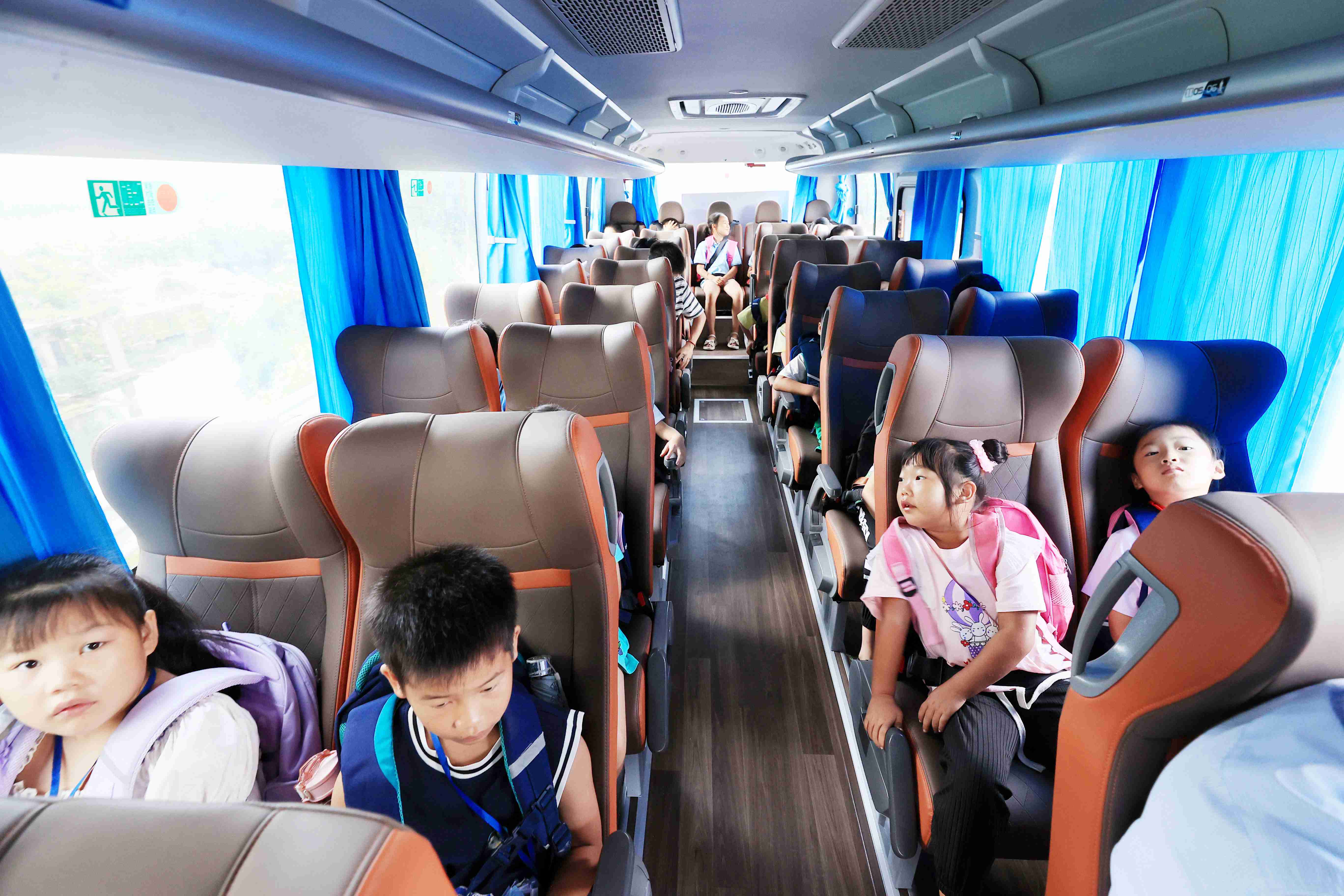 圖4：9月2日早晨，在廣西柳州市融安縣浮石鎮諫村村，學生們坐上學生定制公交去學校。（譚凱興 攝）.JPG