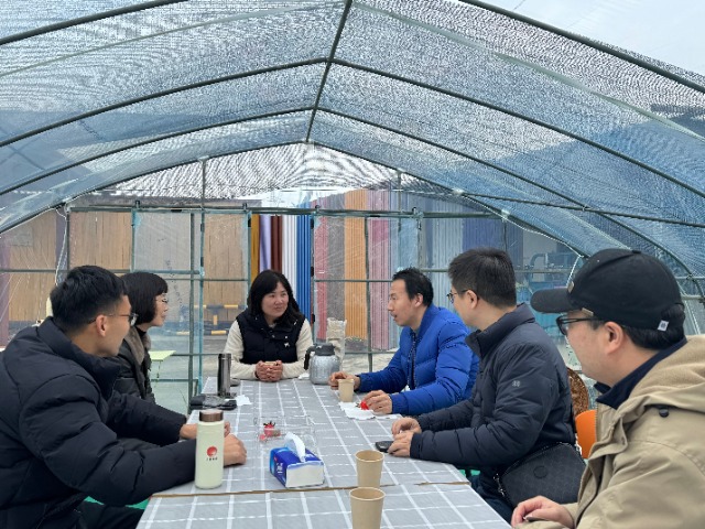 浙江工商職院教師與農場工作人員一起座談 學校供圖.JPG 浙江工商職院教師與農場工作人員一起座談 學校供圖.JPG