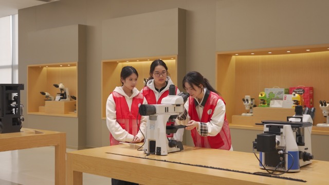 寧波衛生職院學生在“科學家實驗場景復刻”區參加體驗 鐘凱穎 攝.jpg