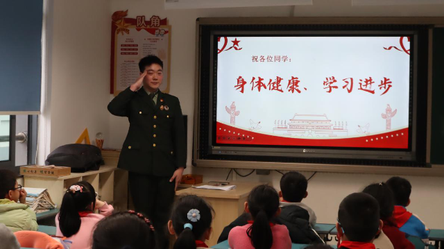 浙大寧波理工學院國旗護衛隊來到寧波鎮明中心小學上國防教育公開課 徐銘菲 攝.png