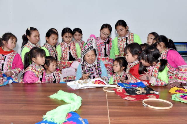 馬游小學(xué)社團(tuán)課，非遺文化州級(jí)傳承人羅樹芳教孩子們彝繡（蔡興華  攝影）.JPG