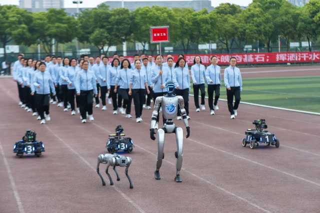 西南石油大學(xué)師生與“機(jī)器人天團(tuán)”一同亮相運(yùn)動(dòng)會(huì).png