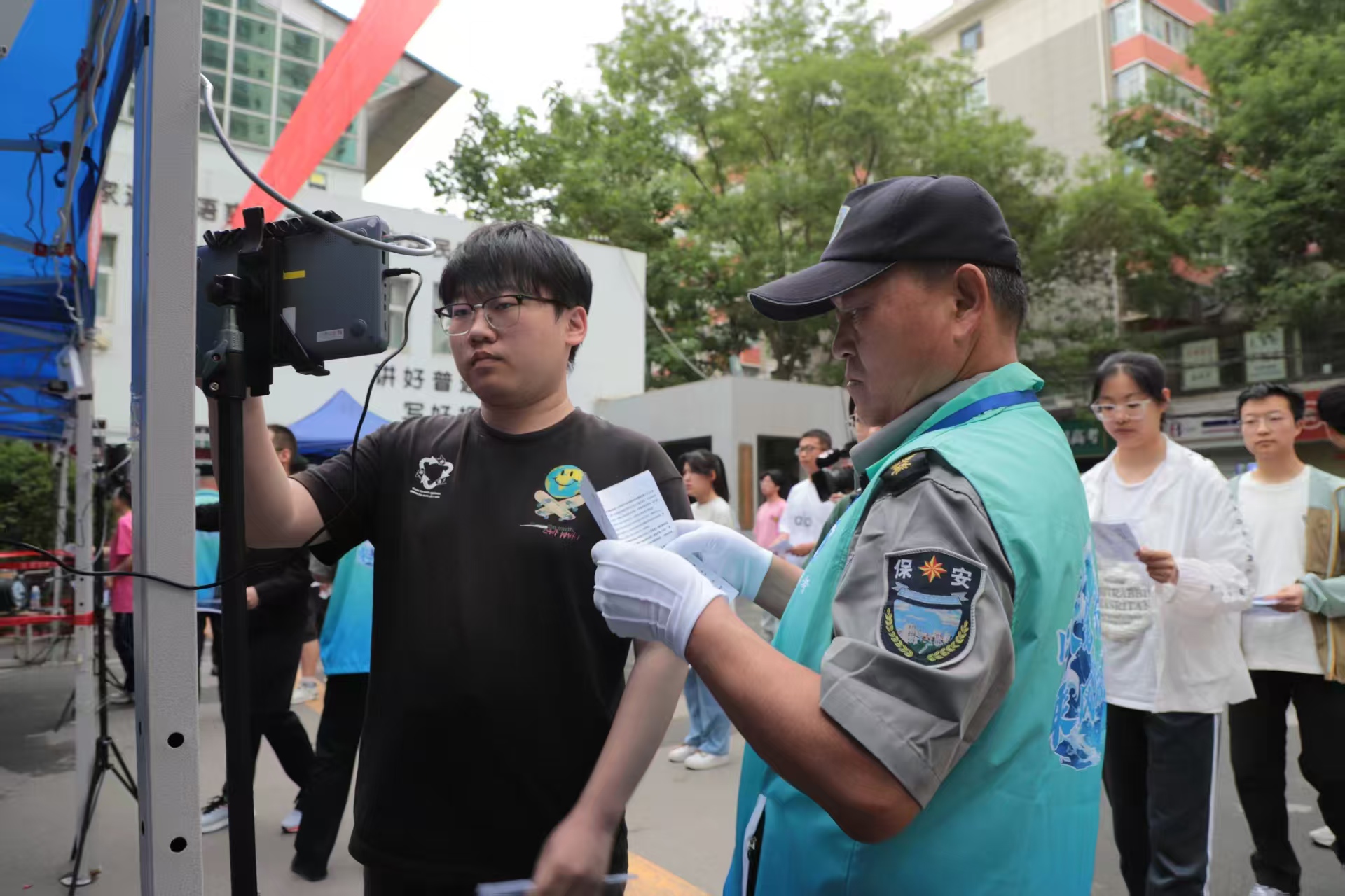 蘭州一中考點，工作人員認真核驗考生信息，確保準確無誤。（馬綺徽 攝）.jpg