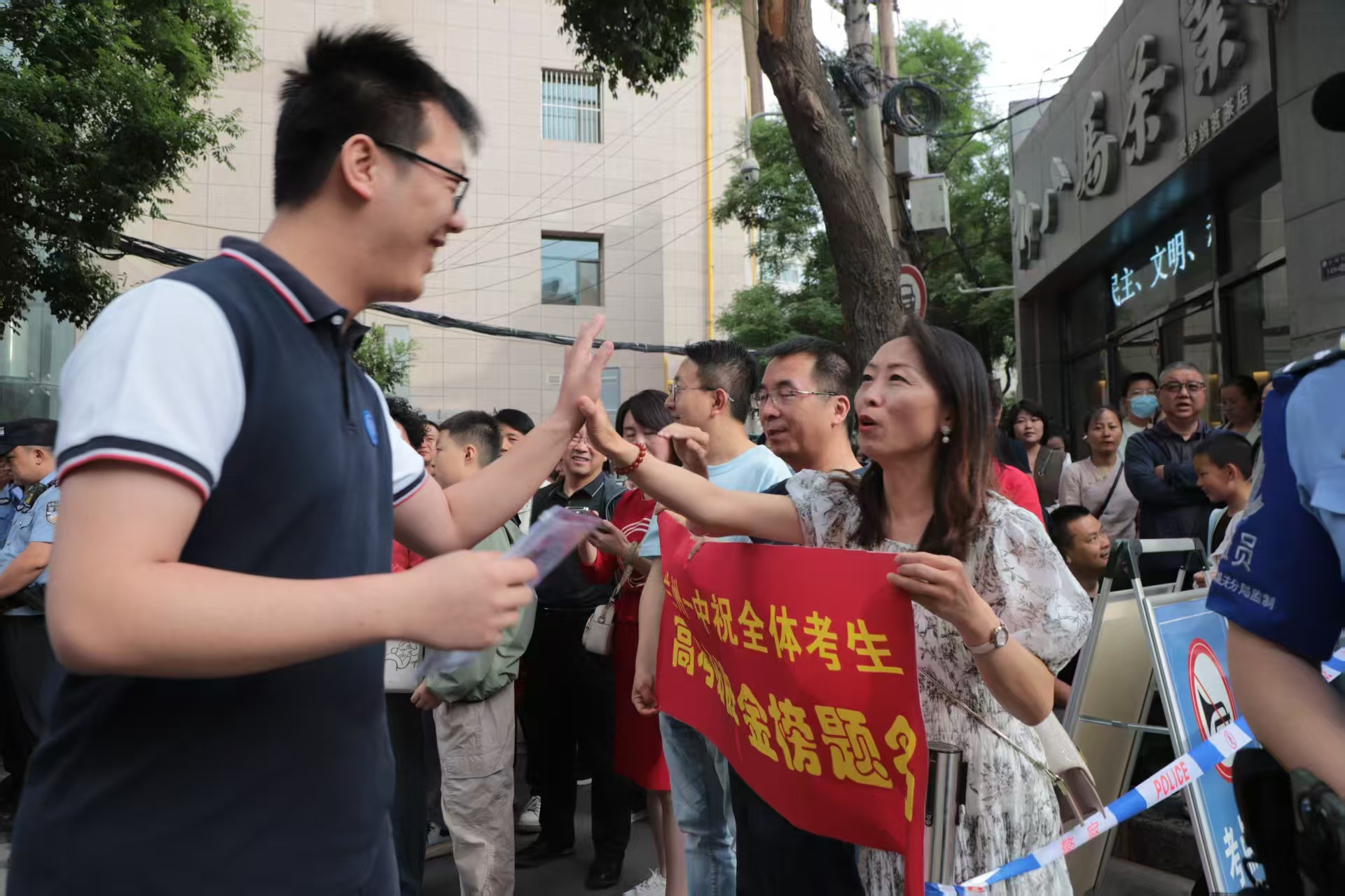 首場考試開考前，蘭州一中教師在考場外暖心陪考送祝福，鼓勵學生從容應對。（馬綺徽 攝）.jpg