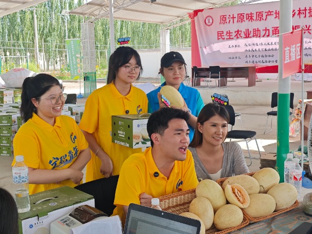 寧波職業技術大學“石榴結籽·同音同心”暑期社會實踐團隊參與電商助農活動 學校供圖.jpg