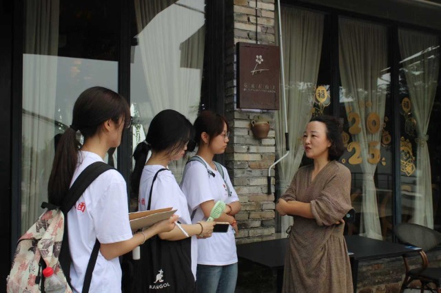 寧波城市職院“溪口·東山”鄉(xiāng)村振興實踐團隊開展實地調(diào)研 學校供圖.jpg 寧波城市職院“溪口·東山”鄉(xiāng)村振興實踐團隊開展實地調(diào)研 學校供圖.jpg