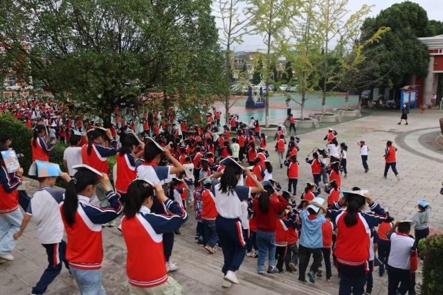 沾益區水橋小學開展應急疏散演練 吳珂楠拍攝.jpg