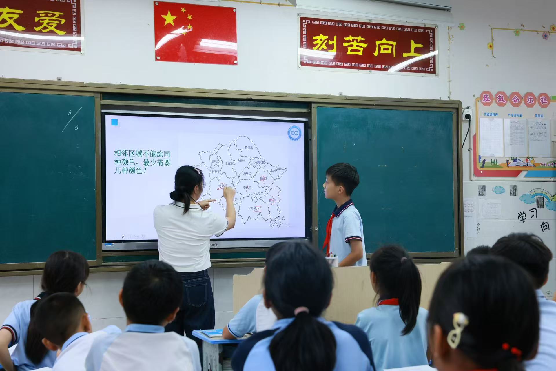 寧波大學數學與統計學院科普宣講團成員為孩子們上趣味數學課 學校供圖1.jpg