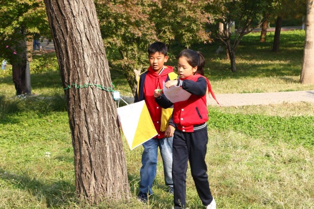 學生在定向越野活動中.jpg 學生在定向越野活動中.jpg