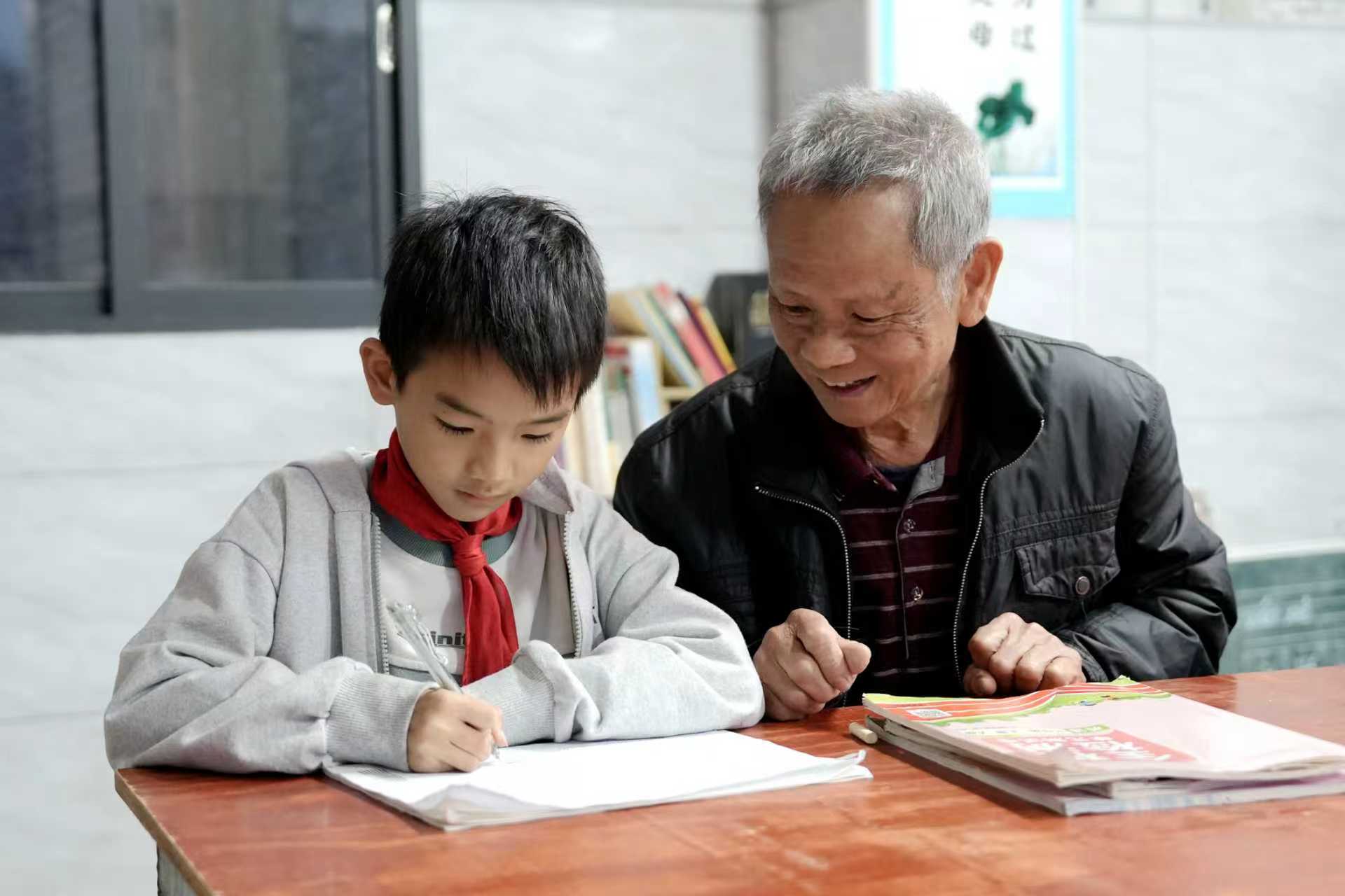 李其旭正在輔導學生.jpg 李其旭正在輔導學生.jpg