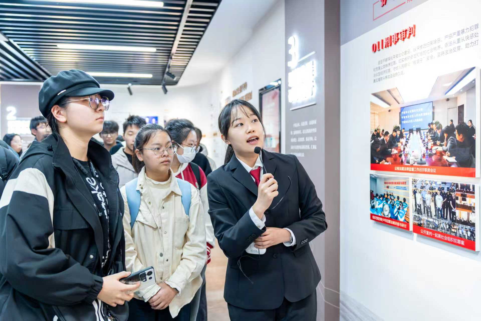 寧波職業技術大學學生參觀寧波市北侖區人民法院 學校供圖.jpg