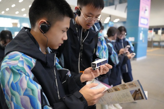 寧波市職業技術教育中心學校學生查看澳門輕軌模型 學校供圖.JPG